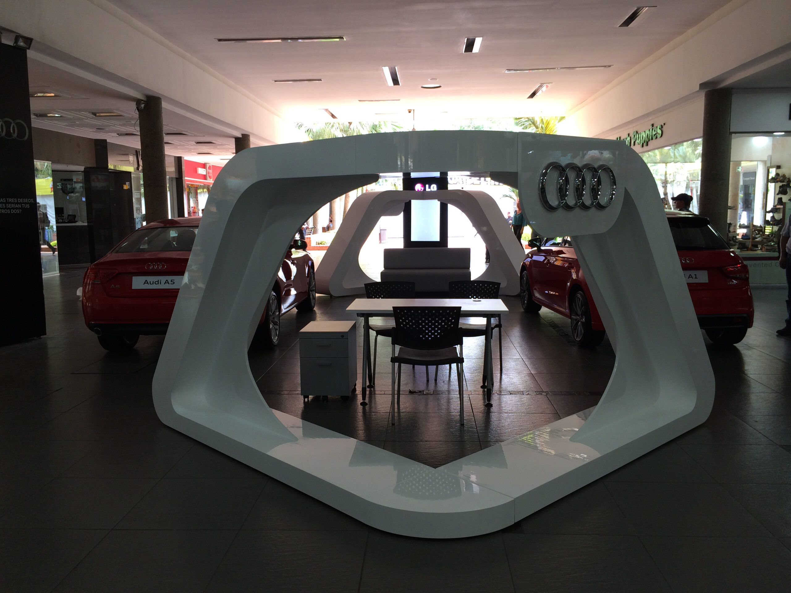 Sala de Exhibición y Venta de automóviles marca AUDI en áreas comunes de Centro Comercial