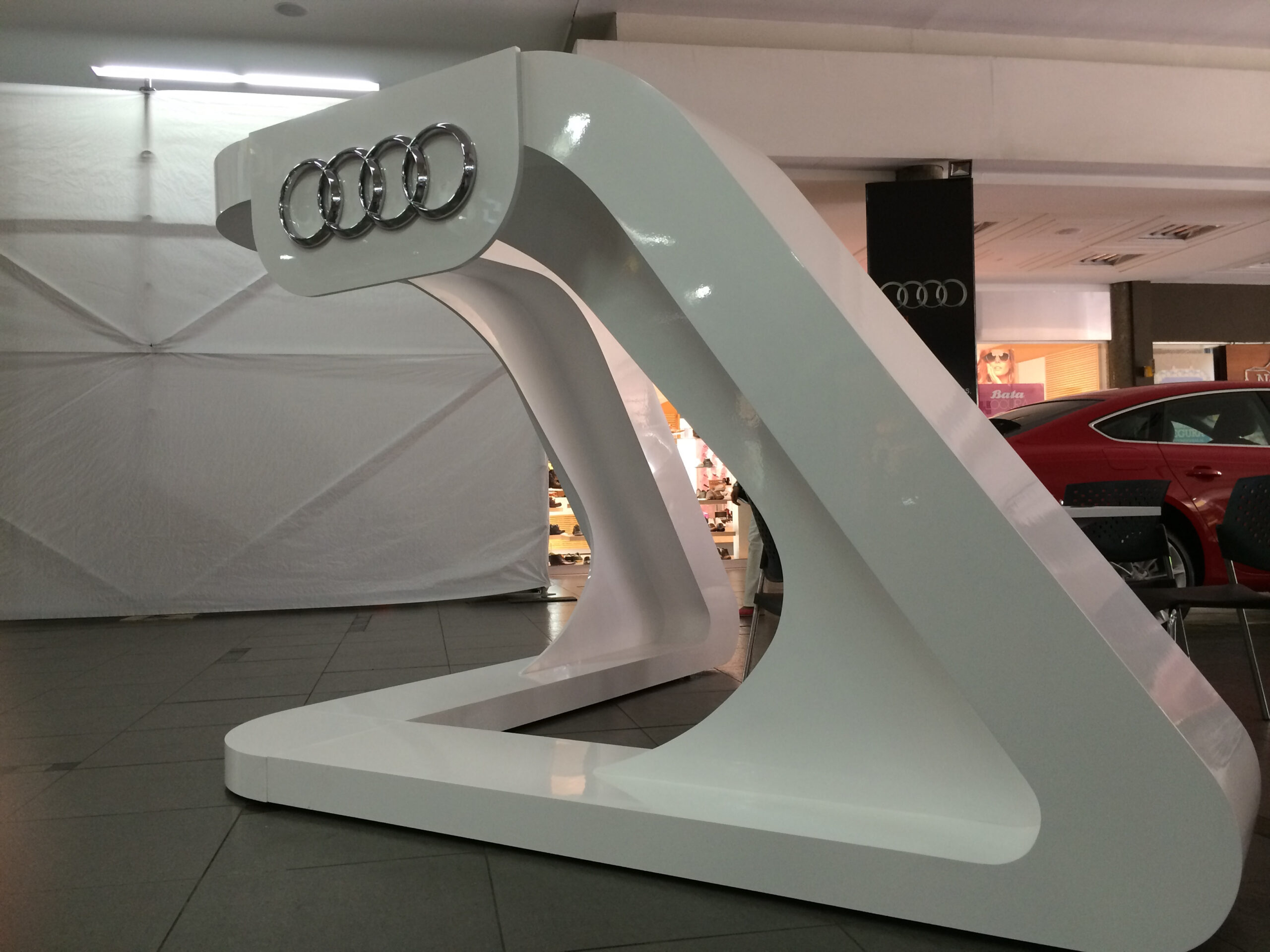 Sala de Exhibición y Venta de automóviles marca AUDI en áreas comunes de Centro Comercial